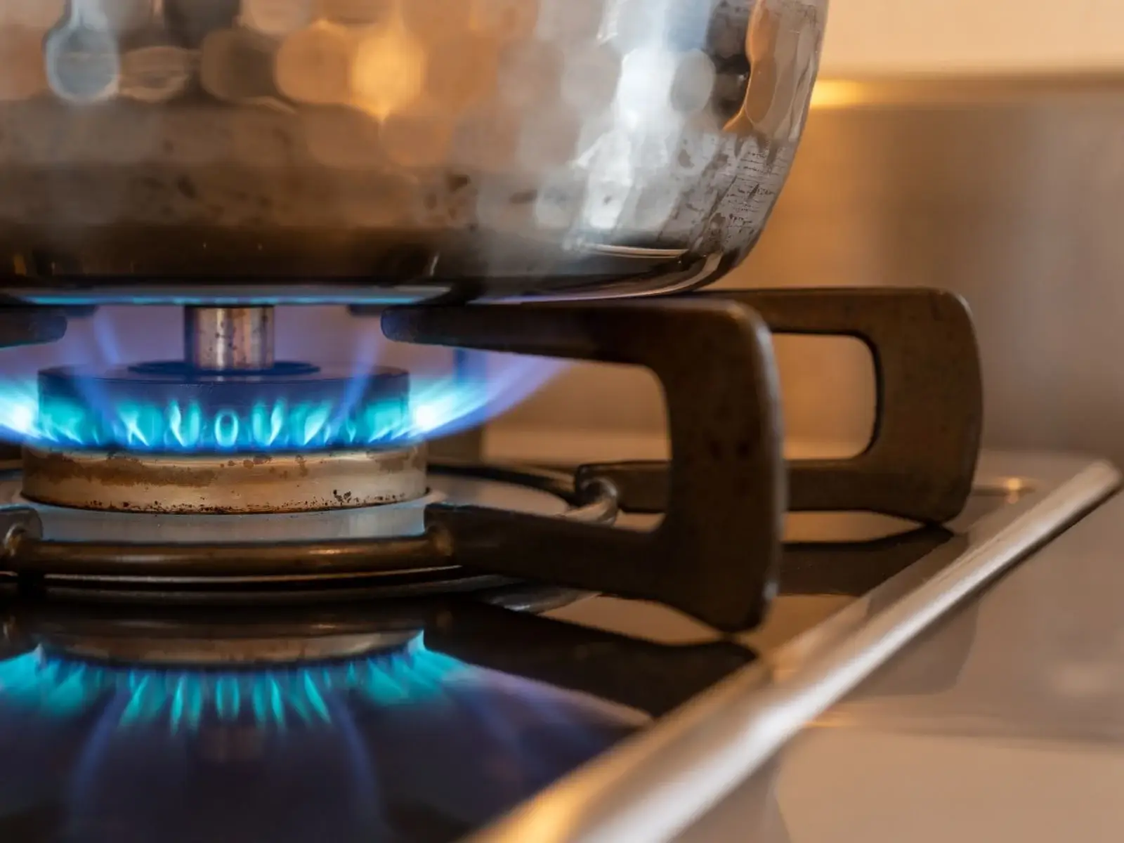 Diagram showing ventilation requirements for gas appliances. Flueless appliances (blue) require ventilated rooms but no external flue, while flued appliances (red) require built-in ducts or chimneys for external ventilation